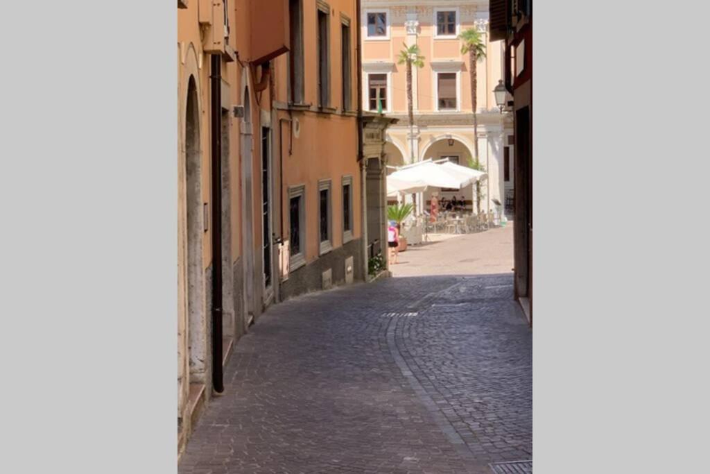 Daisy House: Nice Attic In The Historical Center سالو المظهر الخارجي الصورة